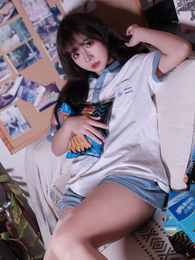 蓝白条少女 [76P]